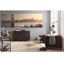 Wohnzimmer mit Sideboard, Sesseln, Stehlampe und Wandbild
