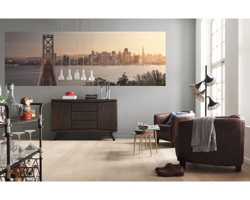 Wohnzimmer mit Sideboard, Sesseln, Stehlampe und Wandbild
