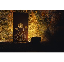 Dekorative Metalltafel mit ausgeschnittenem Blumenmotiv für den Garten