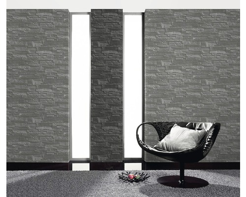 Wohnzimmer mit Steinoptik Tapete und Sessel