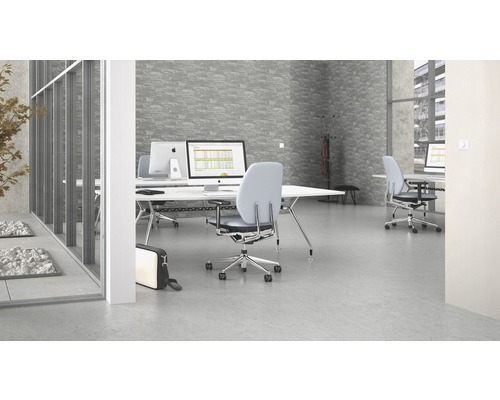 Modernes Büro mit Schreibtischen, Bürostühlen und Computern