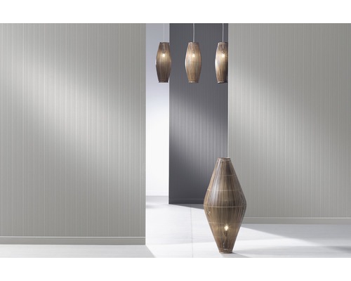 Raum mit gestreifter Tapete und dekorativen Lampen