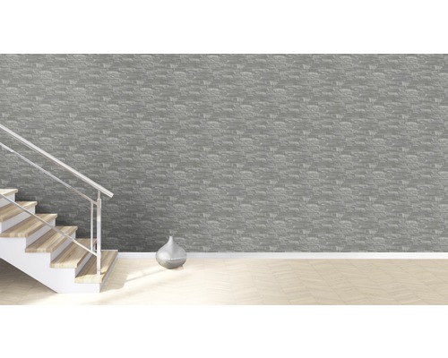 Heller Raum mit Treppe, Steintapete und Dekoration