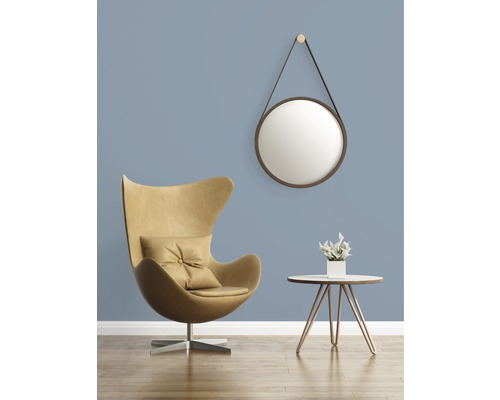 Wohnzimmer mit Sessel, Beistelltisch, Spiegel und Dekoration