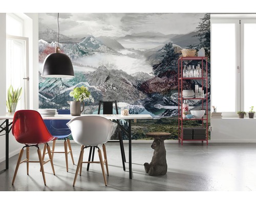 Esszimmer mit Fototapete Berglandschaft, Esstisch und Stühlen sowie Regal