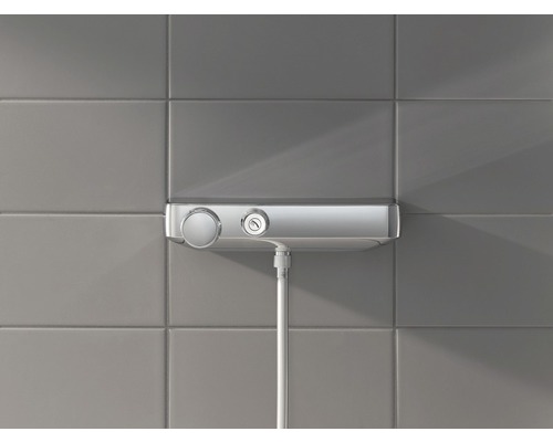 Aufputz-Brausethermostat mit Brauseschlauch vor gefliesener Wand