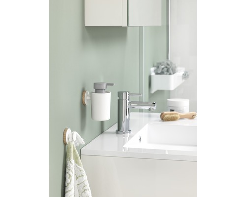 Badezimmer mit Waschbecken, Armatur, Seifenspender und Handtuchhalter