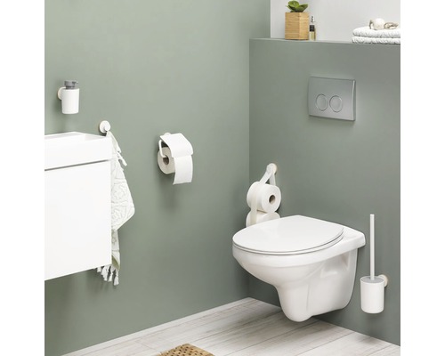 Badezimmer mit Toilette, Spülkasten, Toilettenpapierhalter, Handtuch und Seifenspender