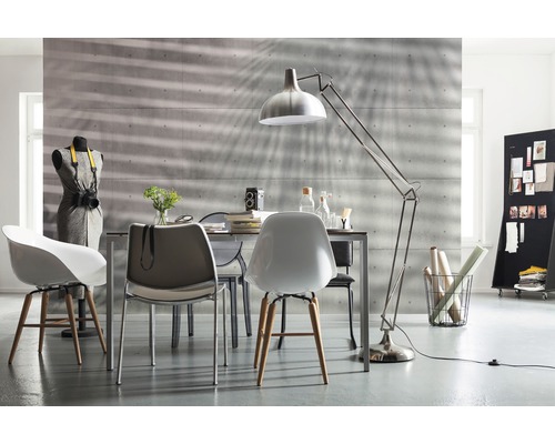 Helles Esszimmer mit Esstisch, Stühlen, Stehlampe und Dekoration