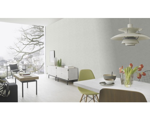 Heller Wohnraum mit Esstisch, Stühlen, Sideboard und großem Fenster