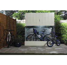 Fahrradbox mit Fahrrädern im Garten