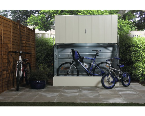 Fahrradbox mit Fahrrädern im Garten