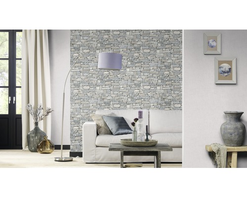 Wohnzimmer mit Sofa, Stehlampe, Tisch, Dekoration und Steinwandtapete