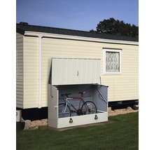 Fahrradbox aus Metall mit geöffnetem Deckel vor einem Haus, darin ein Fahrrad