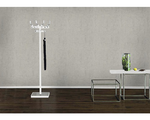 Garderobenständer mit Schirm und Beistelltischen in einem hellen Raum