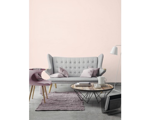 Wohnzimmer mit Sofa, Sessel, Teppich und Couchtisch