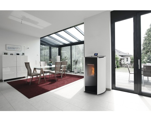Wohnzimmer mit Pelletofen, Esstisch und Wintergarten