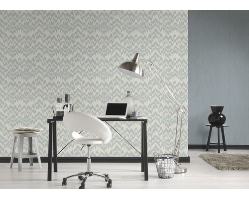 Büro mit gemusterter Tapete, Schreibtisch und Büromöbeln