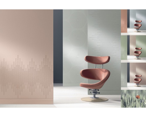 Raumgestaltung mit einer modernen Drehstuhl vor einer Wand mit geometrischem Muster