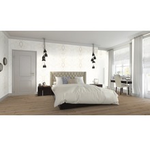 Helles Schlafzimmer mit Bett, Nachttischen, Tapete und Pendelleuchten