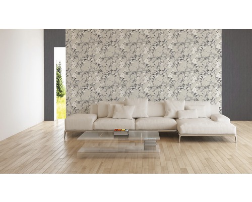 Wohnzimmer mit floral gemusterter Tapete, Sofa und Glastisch