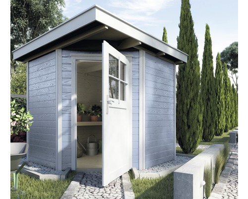 Blockbohlen-Eckhaus weka 229 mit Fußboden 244 x 244 cm grau Gartenszene mit Holzgartenhaus mit geöffneter Tür, Pflanzen und Gartenwerkzeug