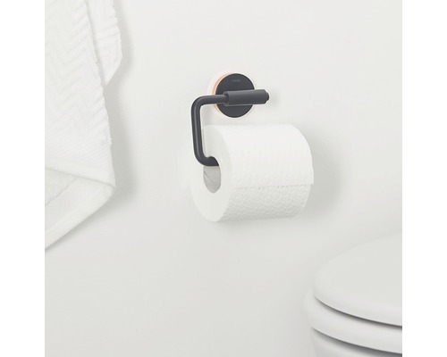 Toilettenpapierhalter mit Toilettenpapierrolle an einer Badezimmerwand