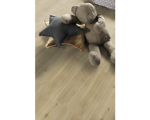 Heller Holzboden mit Stofftier und Kissen