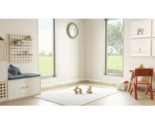 Helles Kinderzimmer mit Regalen, Schrank, Wanduhr und Dekoration