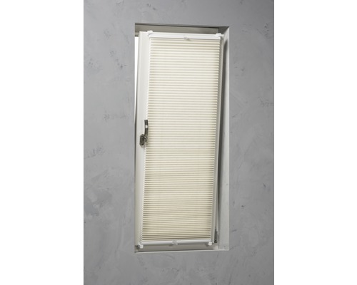 Plissee im Fensterrahmen zur Lichtregulierung und als Sichtschutz.