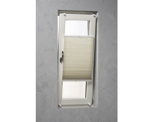 Fenster mit Faltstore zur Lichtregulierung