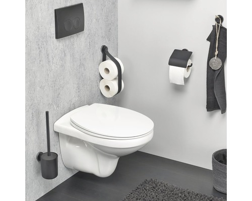 Badezimmer-Szene mit Hänge-WC, Toilettenpapierhalter, Toilettenbürste und Betätigungsplatte