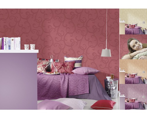 Dekoratives Schlafzimmer mit gemusterter Tapete, Bett mit Kissen und Ablageflächen