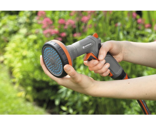 Eine Person hält eine Gardena Brause in der Hand.