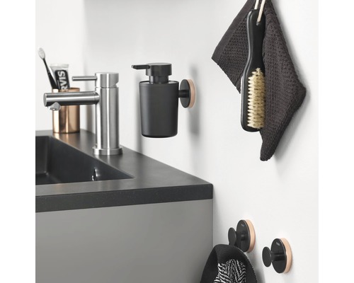 Badezimmer Waschbeckenbereich mit Armatur, Seifenspender, Handtuch und Haken