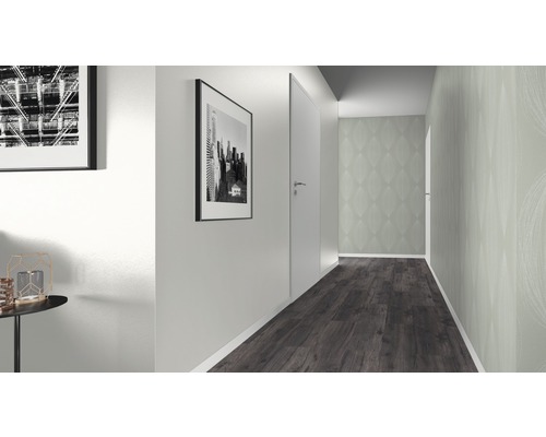 Flur mit Bildern an der Wand, einer Tür und einem dunklen Holzboden