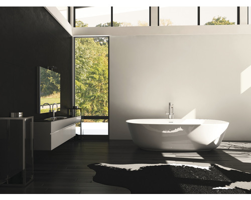 Modernes Badezimmer mit freistehender Badewanne, Waschtisch und großem Fenster.