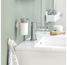 Badezimmer Waschbecken mit Armatur, Seifenspender und Handtuchhalter