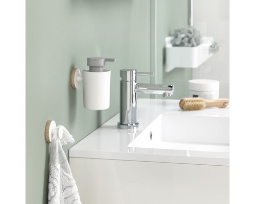 Badezimmer Waschbecken mit Armatur, Seifenspender und Handtuchhalter