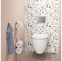 Modernes Badezimmer mit Wand-Tiefspüler, Betätigungsplatte, Toilettenpapierhalter, Toilettenbürste und Handtuchhalter