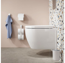 Modernes Badezimmer mit Wand-WC, Toilettenpapierhalter, Handtuch und WC-Bürste