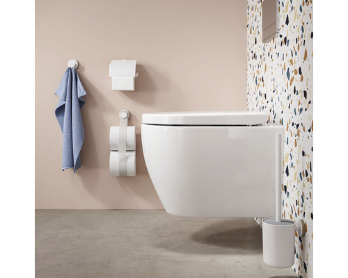 Modernes Badezimmer mit Wand-WC, Toilettenpapierhalter, Handtuch und WC-Bürste