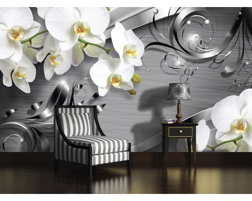 Wohnzimmer mit Fototapete, Sessel und Beistelltisch