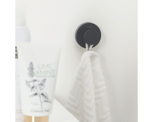 Schwarzer Tiger Handtuchhaken mit Handtuch an einer Badezimmerwand