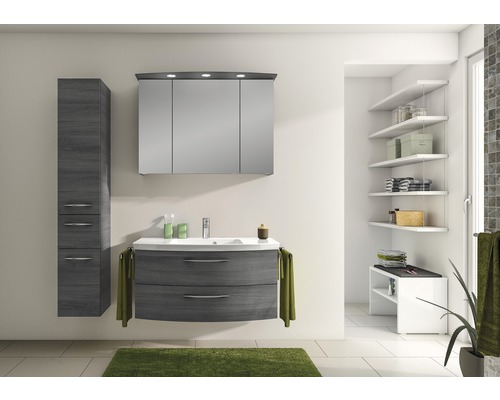 Modernes Badezimmer mit Waschtisch, Spiegelschrank, Hochschrank und Regal