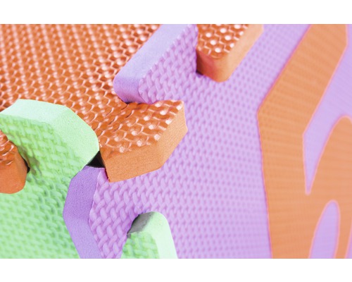 Detailaufnahme von bunten Schaumstoff-Puzzlespielmatten für Kinder.