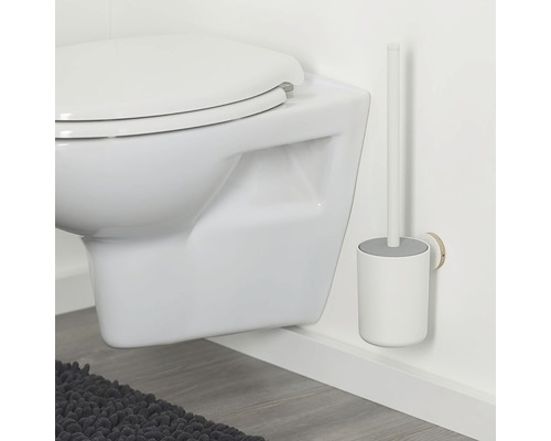 Wandhängendes WC mit Toilettenbürste und Halterung