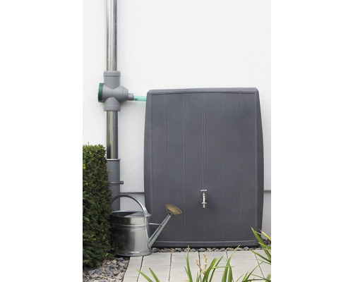 Regenwassertank mit Wasserhahn, verbunden mit einem Fallrohr und einer Gießkanne