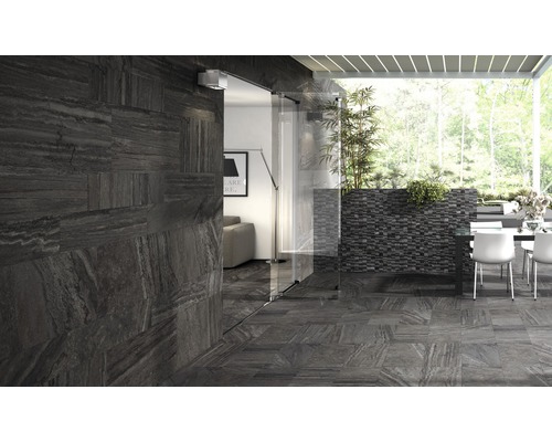 Wohnraum mit Wand- und Bodenfliesen im Naturstein-Design, Terrassentür und Gartenausblick