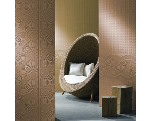 Raumgestaltung mit Design-Fliesen, Korb-Sessel und Holzhockern